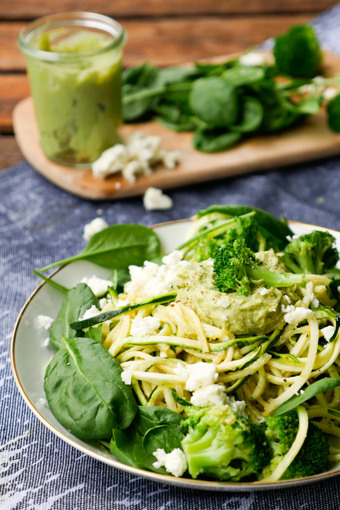 Green zucchini noodles with Broccoli and Avocadopesto 