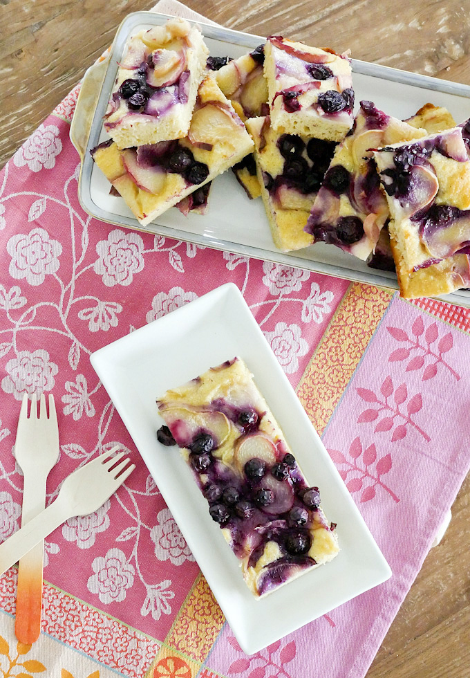 Sheet cake with nectarines and Blueberries 
