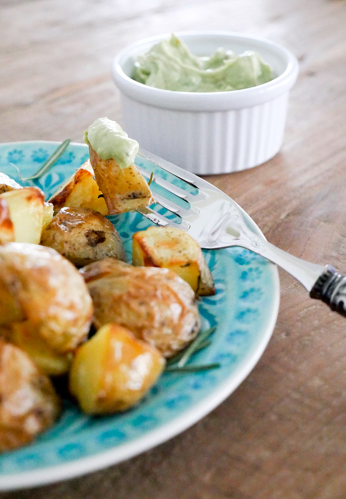  Rosemary potatoes from the oven with avocado dip 