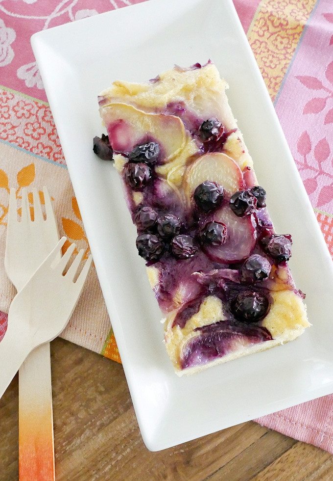 Recipe for nectarine cake with blueberries