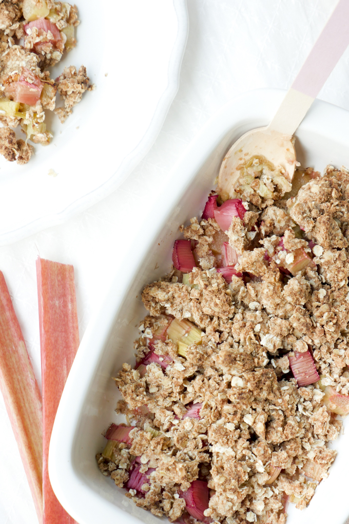 Healthy and quick rhubarb crumble with oatmeal 