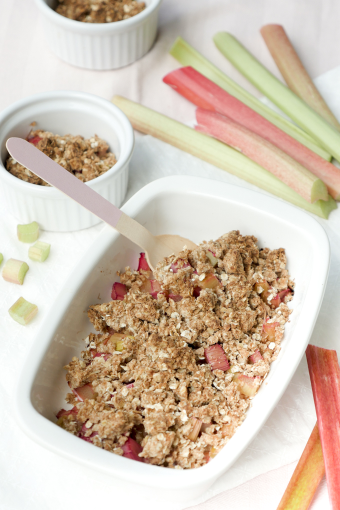  Healthy Rhubarb Crumble with Oatmeal, Coconut Oil and Maple Syrup 