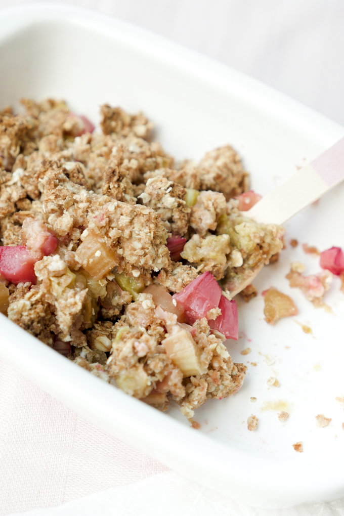 10-minutes Rhubarb crumble with oatmeal and spelled wholegrain flour 