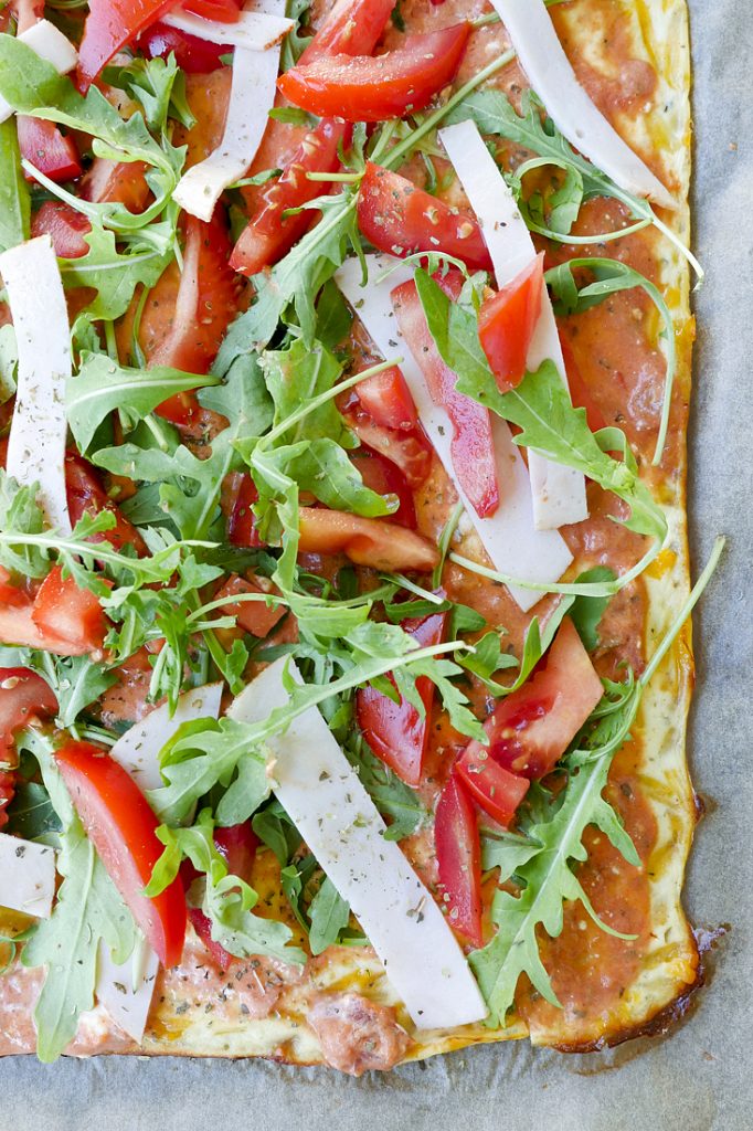 Low Carb Pizza-Rolle mit Tomaten-Frischkäse-Soße, Tomaten, Rucola und Hähnchen