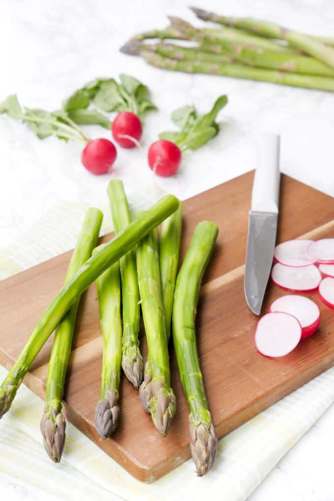 Finally asparagus time again!Peel the asparagus spears. Slice the radishes. Chop the garlic. Rub the lemon half of the shell and squeeze out the lemon. </P> </div> </li> <li class = 